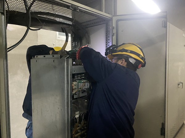 2月2日，檢修一班正在更換煤漿泵變頻器.jpg