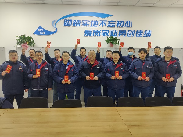 2月11日，大年初二車間管理人員為白班在崗人員，化工二班派發(fā)新春紅包照片.jpg