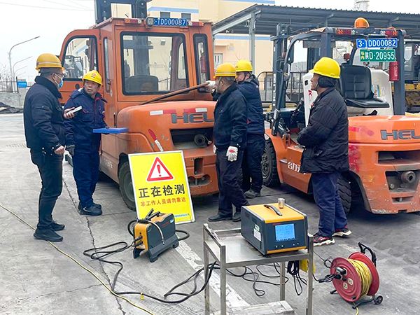 2月19日，運(yùn)銷分部，曹侃、伍思盈等人員，在北物流門現(xiàn)場(chǎng)檢測(cè)。運(yùn)銷分部 曹侃攝（2）.jpg
