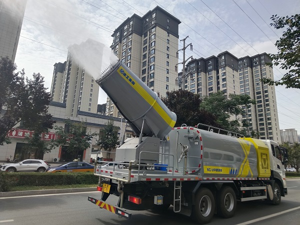 公司多功能抑塵炮霧車(chē)在新盛一路循環(huán)作業(yè).jpg