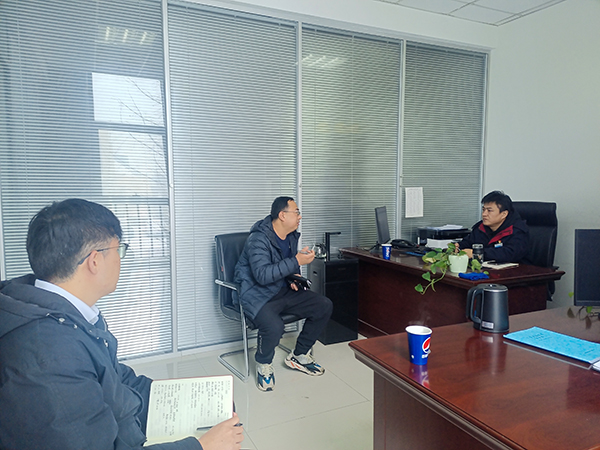 2月23日，運銷分部，曹侃、伍思盈人員，在分部辦公室對標交流。運銷分部 伍思盈 攝.jpg