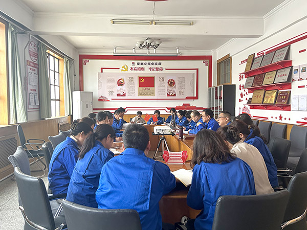 3月5日，渭河塑業(yè)公司以融入生產(chǎn)經(jīng)營(yíng)抓黨建為引領(lǐng)，組織召開(kāi)積極創(chuàng)新，實(shí)現(xiàn)生產(chǎn)經(jīng)營(yíng)管理提升研討會(huì)。.jpg
