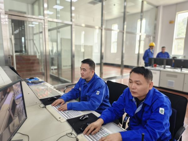 3月14日，倒泵結束后中控人員正在調整系統(tǒng).jpg