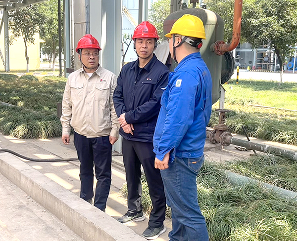 趙總在802搶修現(xiàn)場(chǎng)和車(chē)間主任、技術(shù)人員深入交流  600.jpg