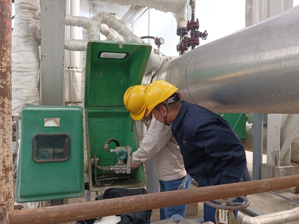 三期檢修差壓發(fā)電現(xiàn)場，計控電儀部空分尿素工段人員在現(xiàn)場檢修儀表設(shè)備并探討學(xué)習(xí).jpg