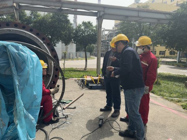 蘇曉勇在現場指導設備檢修.jpg