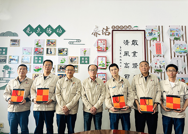 4月18日下午，物料車間黨支部組織運(yùn)行崗位職工開展“書廉韻 倡廉潔”仿宋字書廉比賽。--晉級(jí)選手發(fā)放獎(jiǎng)品.JPG