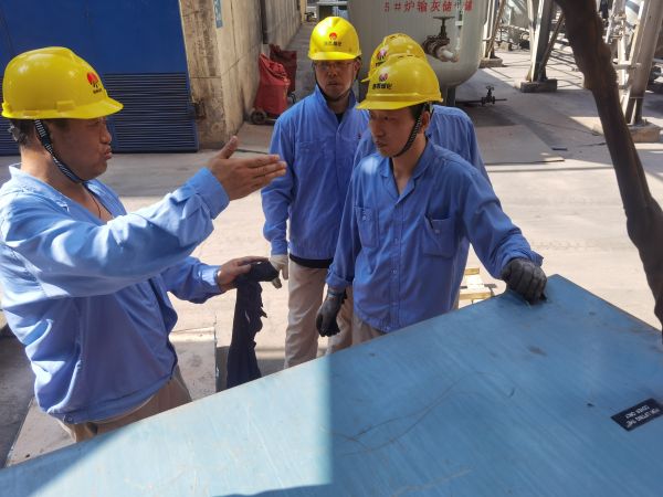 4月20日，王宏在現(xiàn)場給青工們講授高壓電機(jī)工作原理.jpg
