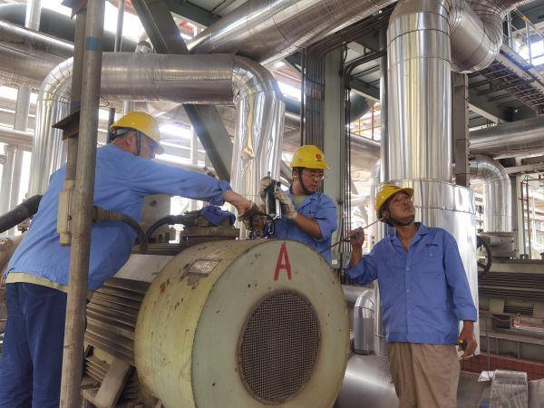 4月19日，魏駟超跟隨師傅對(duì)電機(jī)進(jìn)行巡檢.jpg