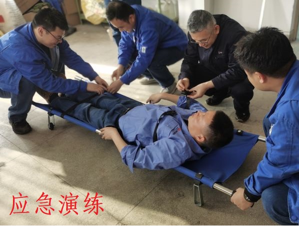 4月26日，尿素車間對擔(dān)架操作進(jìn)行培訓(xùn).jpg