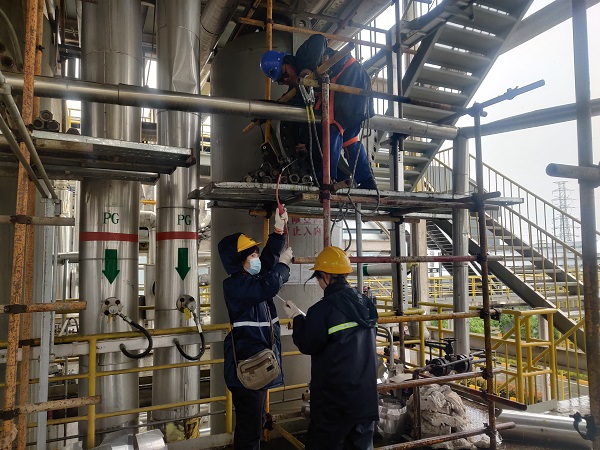 4月30日，分析人員對(duì)洗氨塔受限空間作業(yè)進(jìn)行入罐前取樣分析.jpg