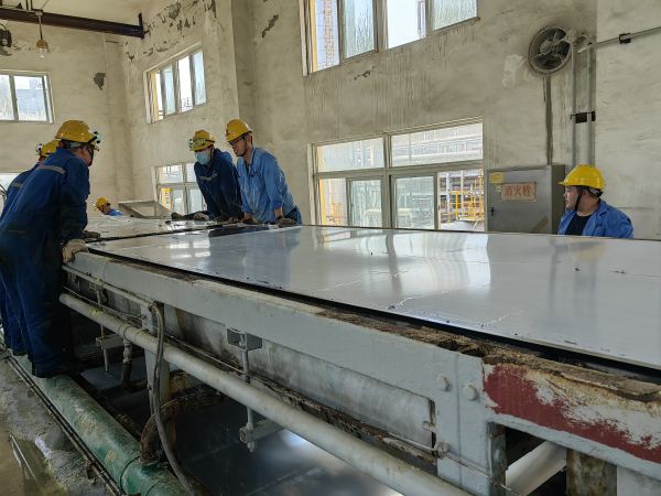 28日，合成車間、修造部人員共同搶修造粒機(jī).jpg