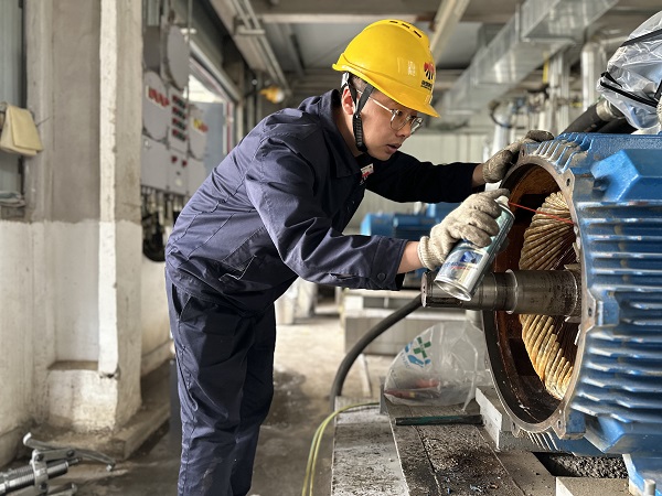 5月7日，檢修人員趙佳偉處理電機內(nèi)銹跡.jpg