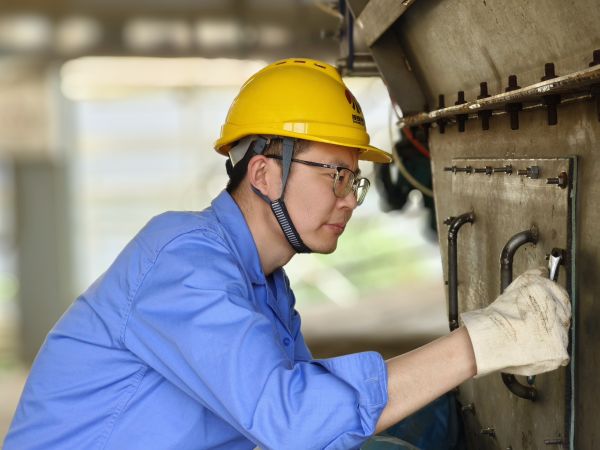 5月11日，尿素車間設(shè)備技術(shù)員馬強(qiáng)檢查設(shè)備螺栓是否松動.jpg