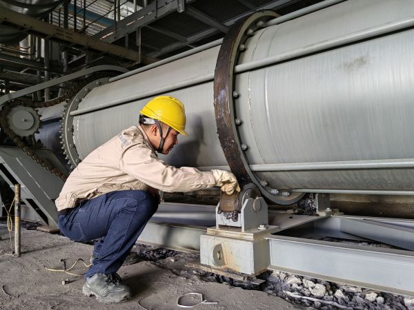 2024年5月20日，動力車間4號鍋爐冷渣器更換后運行人員正在對冷渣器做潤滑.jpg
