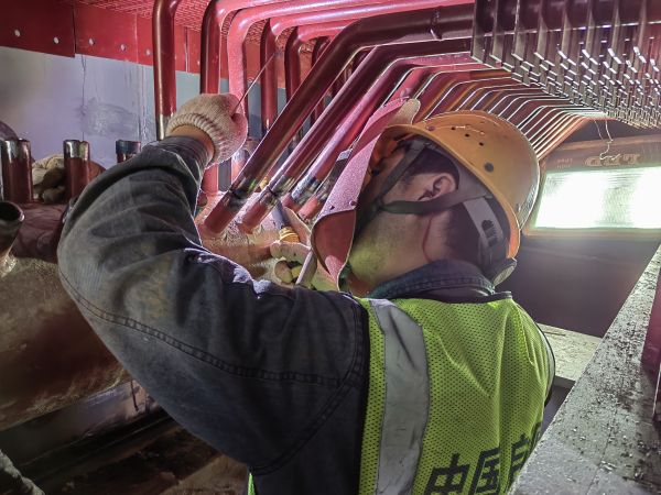 2024年5月20日，動力車間4號鍋爐施工單位檢修人員正在焊接新的省煤器.jpg