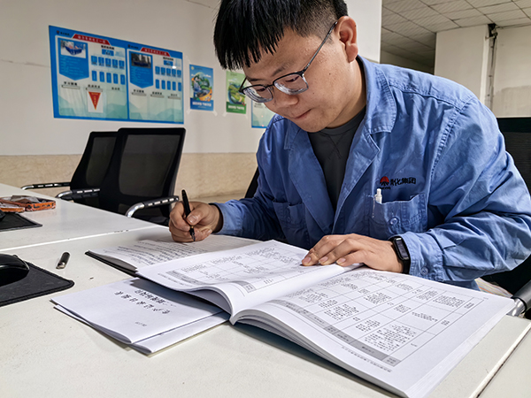 岳維哲堅持學(xué)習(xí)，通過每日一問、學(xué)習(xí)強企等方式不斷提高自己的業(yè)務(wù)能力.jpg