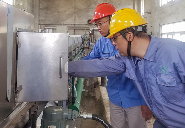 5月23日，各部門(mén)協(xié)作搶修造粒機(jī).jpg