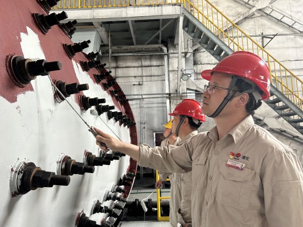 圖2 5月30日下午，制氣車間黨支部攜手聯(lián)合黨支部開展聯(lián)學(xué)聯(lián)建融生產(chǎn)  裝置舊貌換新顏主題黨日活動，制氣車間702磨煤機刷漆亮化活動現(xiàn)場紀(jì)實。.jpg