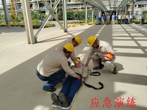 6月12日上午，制氣車間開展丙烯泄漏應(yīng)急演練，上圖為演練中搶救人員對(duì)暈倒職工進(jìn)行心肺復(fù)蘇急救紀(jì)實(shí)照片.jpg