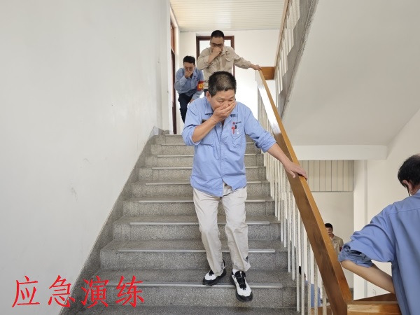6月13日上午，各樓層人員在疏散引導(dǎo)組成員的帶領(lǐng)下進(jìn)行有序逃生.jpg