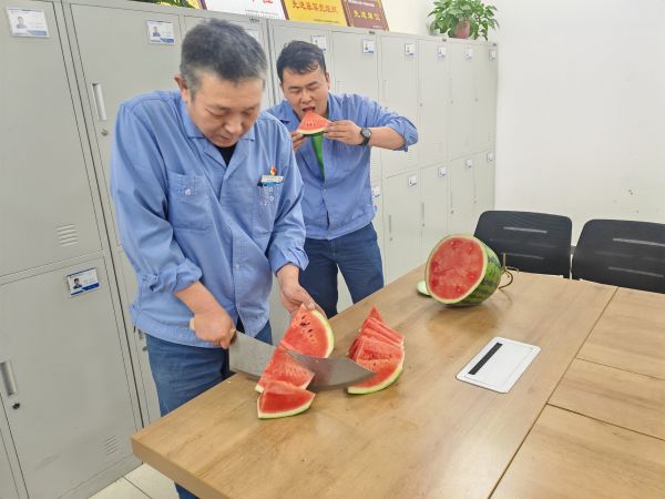 圖3 6月25日，班長雷仲民正在切西瓜。 肖歡 攝.jpg