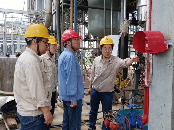 7月17日，計控電儀部副部長劉勇組織電氣儀表相關(guān)人員在醋酸甲酯中試項目現(xiàn)場進(jìn)行素質(zhì)提升工作實踐交流（2）.jpg