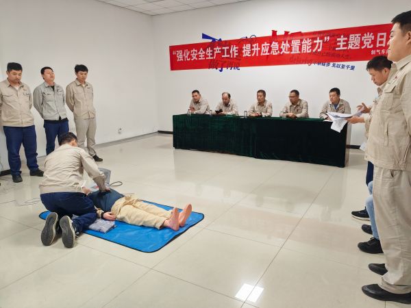 圖2 7月26日，張力演示心肺復(fù)蘇全過程。.jpg