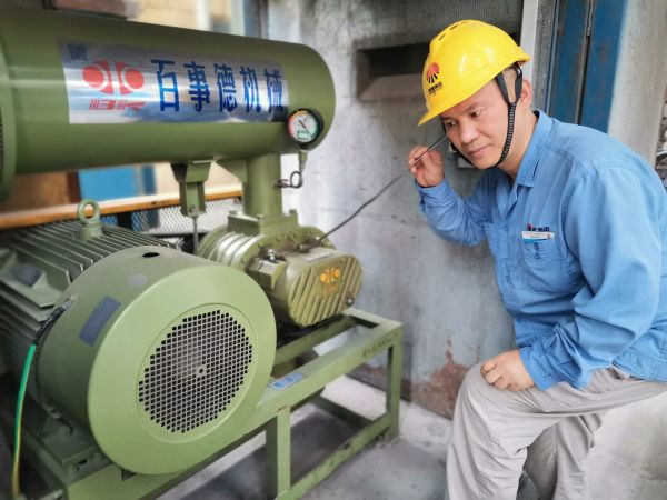霍選民在裝置現(xiàn)場巡檢設備.jpg