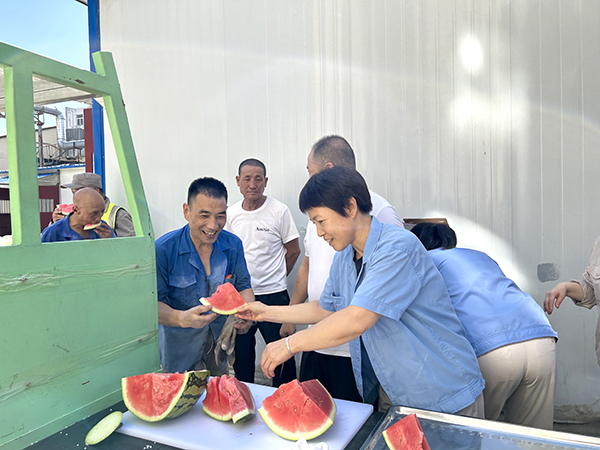 8月1日，工會(huì)劉婕給戶(hù)外工作員工送西瓜.jpg
