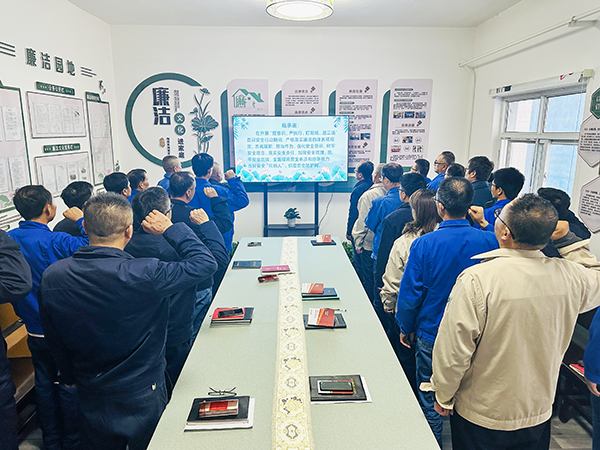 10月21日下午，物料車(chē)間黨支部開(kāi)展了以“敲響廉潔警鐘、繃緊安全之弦、筑牢廉潔安全‘雙防線’”為主題的警示教育活動(dòng)，--圖為職工進(jìn)行安全承諾宣誓.jpg