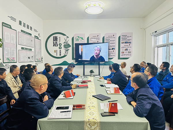 10月21日下午，物料車(chē)間黨支部開(kāi)展了以“敲響廉潔警鐘、繃緊安全之弦、筑牢廉潔安全‘雙防線’”為主題的警示教育活動(dòng)，--圖為觀看廉潔警示教育專(zhuān)題片.jpg