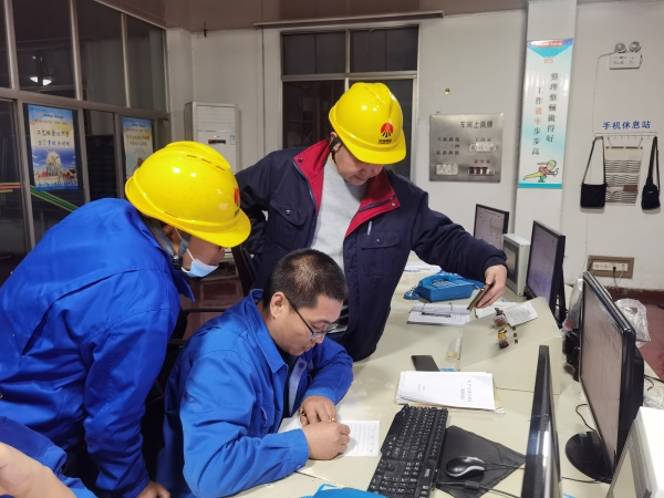 10月23日，電氣人員正在中控室處理PLC故障.jpg