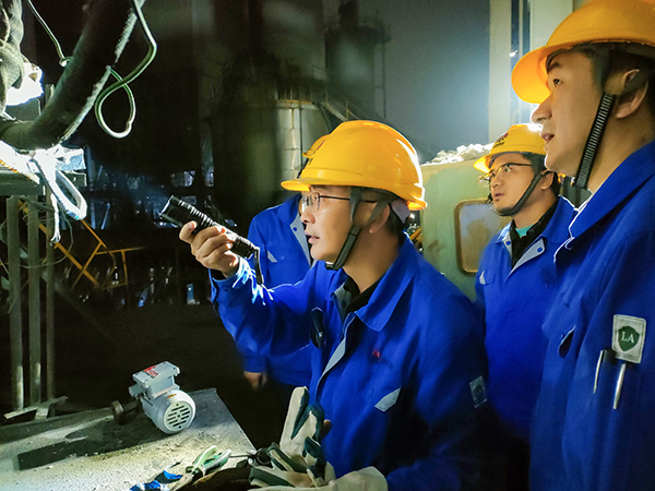 10月30日晚21時20分，工藝電氣人員現(xiàn)場共同檢查并協(xié)商故障處理辦法.jpg