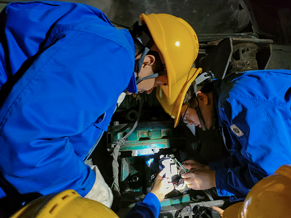 10月30日晚22時，工藝配合電氣人員拆卸故障電機(jī)。.jpg