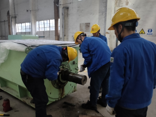 14日，計控電儀部檢修二班正在對循環(huán)水泵電機進行維修.jpg