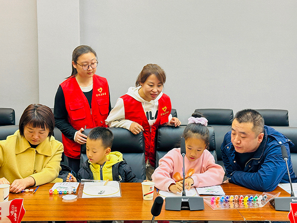 11月30日晚，物料車間黨支部開展“清風(fēng)常伴 以廉守家”為主題的廉潔文化進(jìn)家庭活動(dòng)--志愿者指導(dǎo).jpg
