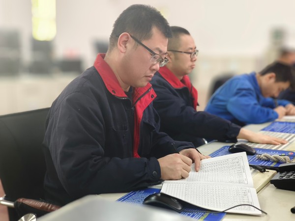 12月2日，尿素車間化工三班中控人員認(rèn)真監(jiān)盤1.jpg