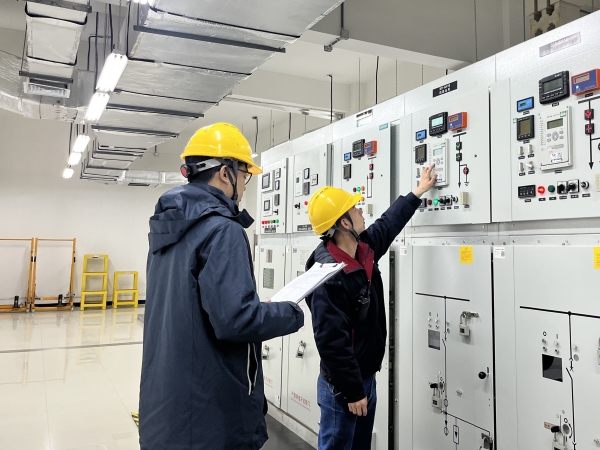 12月，計控電儀部運行人員正在巡檢.jpg