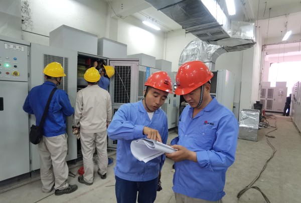變頻技改現(xiàn)場，大家正在積極討論.jpg