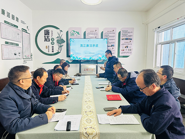 1月9日下午，物料車(chē)間黨支部組織黨員領(lǐng)導(dǎo)干部及重點(diǎn)崗位人員開(kāi)展了新年“第一課”活動(dòng)。--圖為重點(diǎn)崗位人員趙宇進(jìn)行清正廉潔承諾.jpg