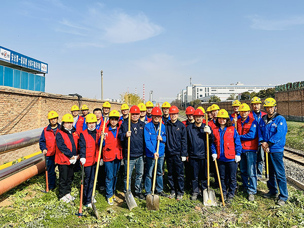 3月20日下午，物料車間黨支部開展“清除雜草保安全 志愿服務(wù)顯擔(dān)當(dāng)”主題活動(dòng)，黨員及青年志愿者集體合影    600.jpg