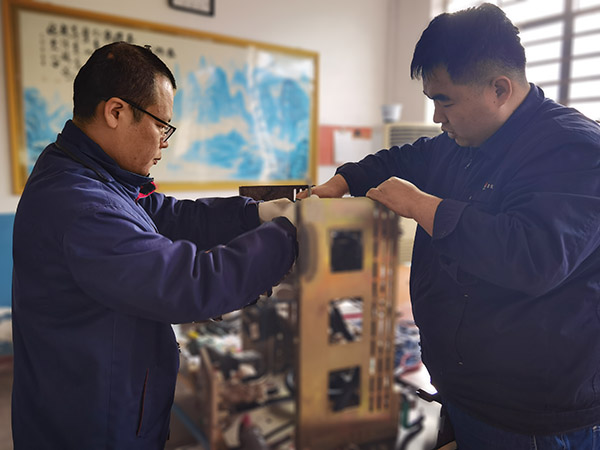 1月14日，檢修一班技術骨干正在對氬壓縮機控制回路技術改造2.jpg