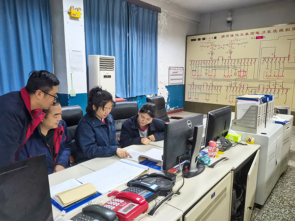 1月22日，張瑩和同事對操作票進行講解.jpg