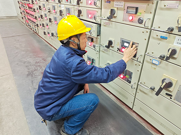 2月5日，運(yùn)行人員正在配電室巡檢.jpg