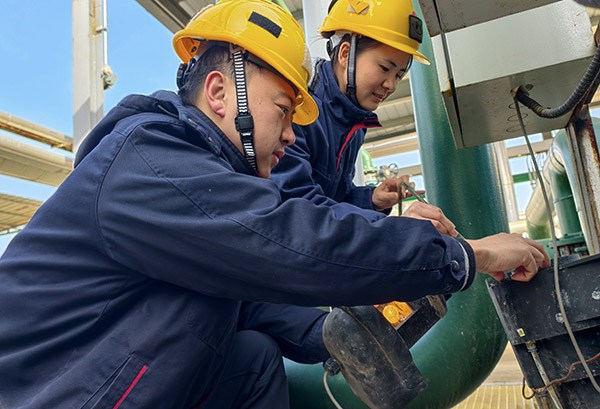 廢水崗位當(dāng)班人員發(fā)現(xiàn)濁度儀有故障，現(xiàn)場(chǎng)排查故障.jpg