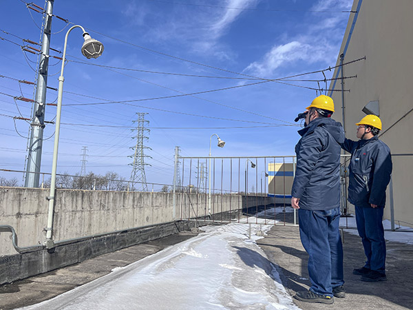檢查組對(duì)110kV架空線路進(jìn)行巡視檢查.jpg