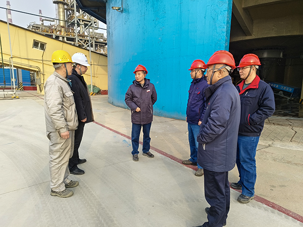 2月18日，基建部部長張政權(quán)與尿素車間主任王濤現(xiàn)場檢查項(xiàng)目情況1.jpg