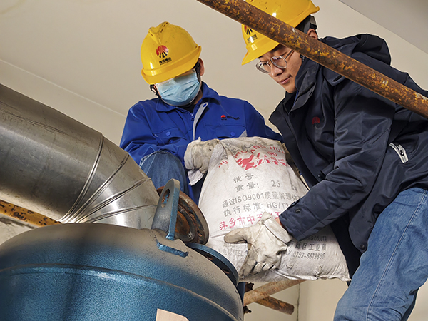 2.19日動(dòng)力車(chē)間三期干燥機(jī)廠房?jī)?nèi)，劉凱、張樂(lè)正在更換吸附劑.jpg