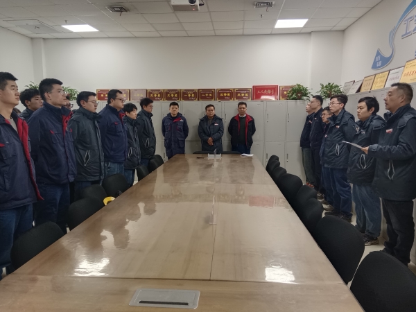 車(chē)間組織班前會(huì)時(shí)間學(xué)習(xí)職代會(huì)精神1.jpg